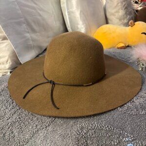 🤎 A Simple, Stylish Wide‑Brim Hat With a Cozy Vibe